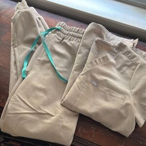 BEIGE FIGS XS SCRUB SET